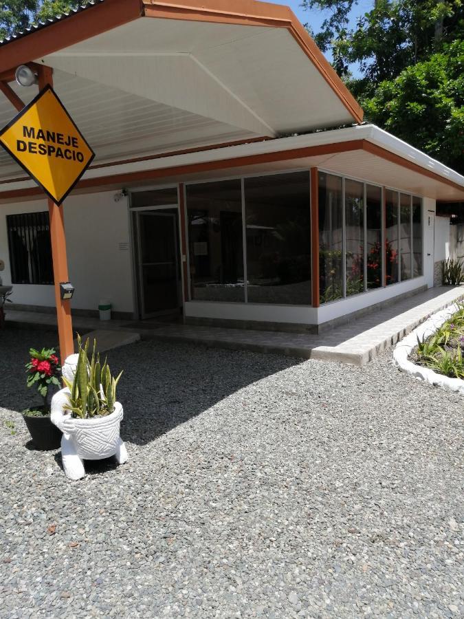 Puerto Vargas lodge Cahuita Exterior foto